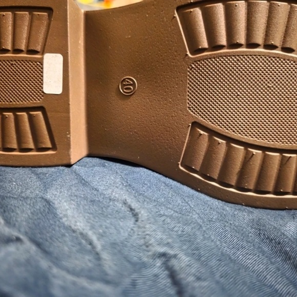 Elegant Tan Heeled Boots - Picture 4 of 4